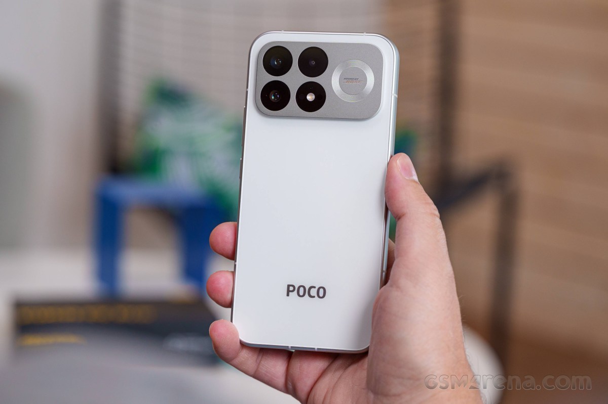 Trên tay POCO F9 Pro cầm máy