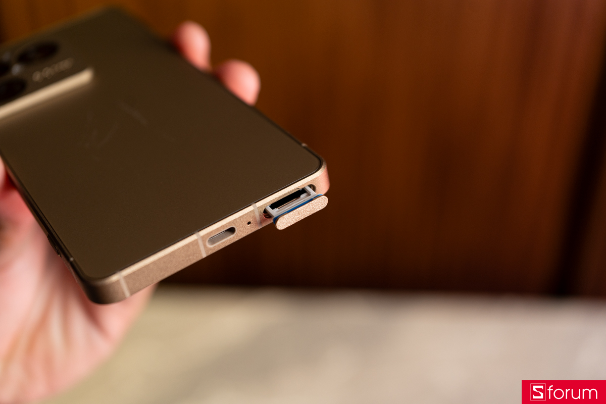 Trên tay Sony Xperia 1 VIII khay SIM và microSD