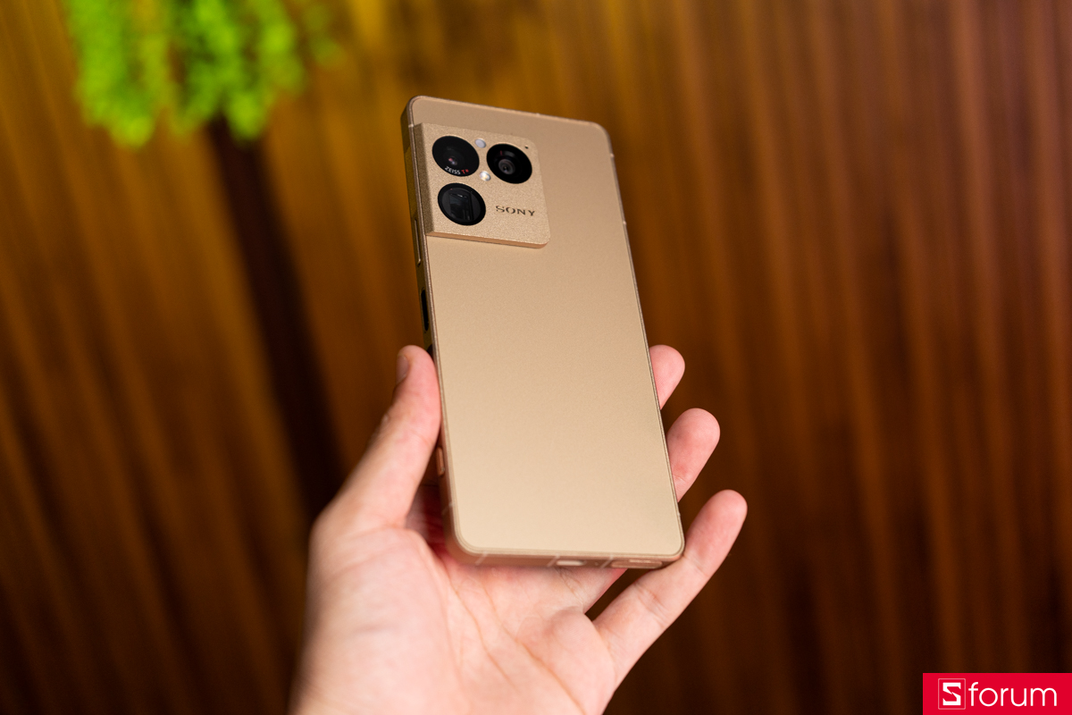 Trên tay Sony Xperia 1 VIII góc máy
