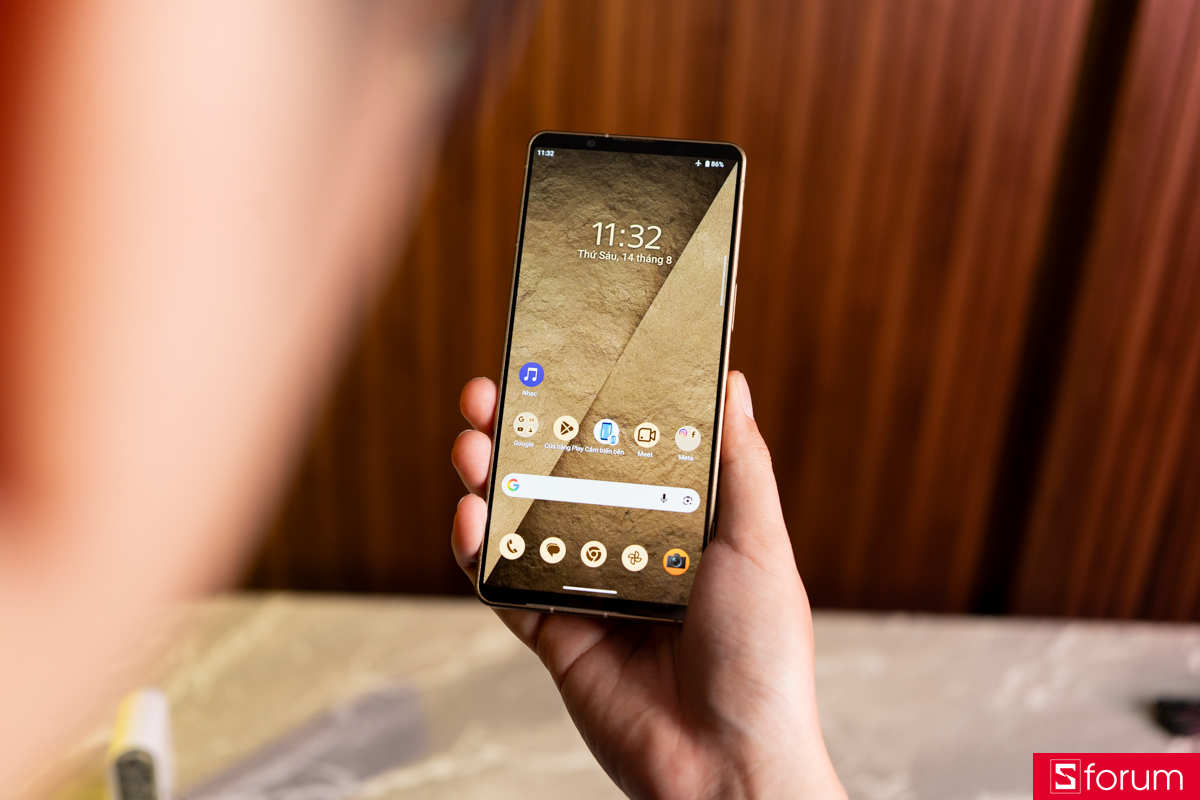 Trên tay Sony Xperia 1 VIII mặt trước