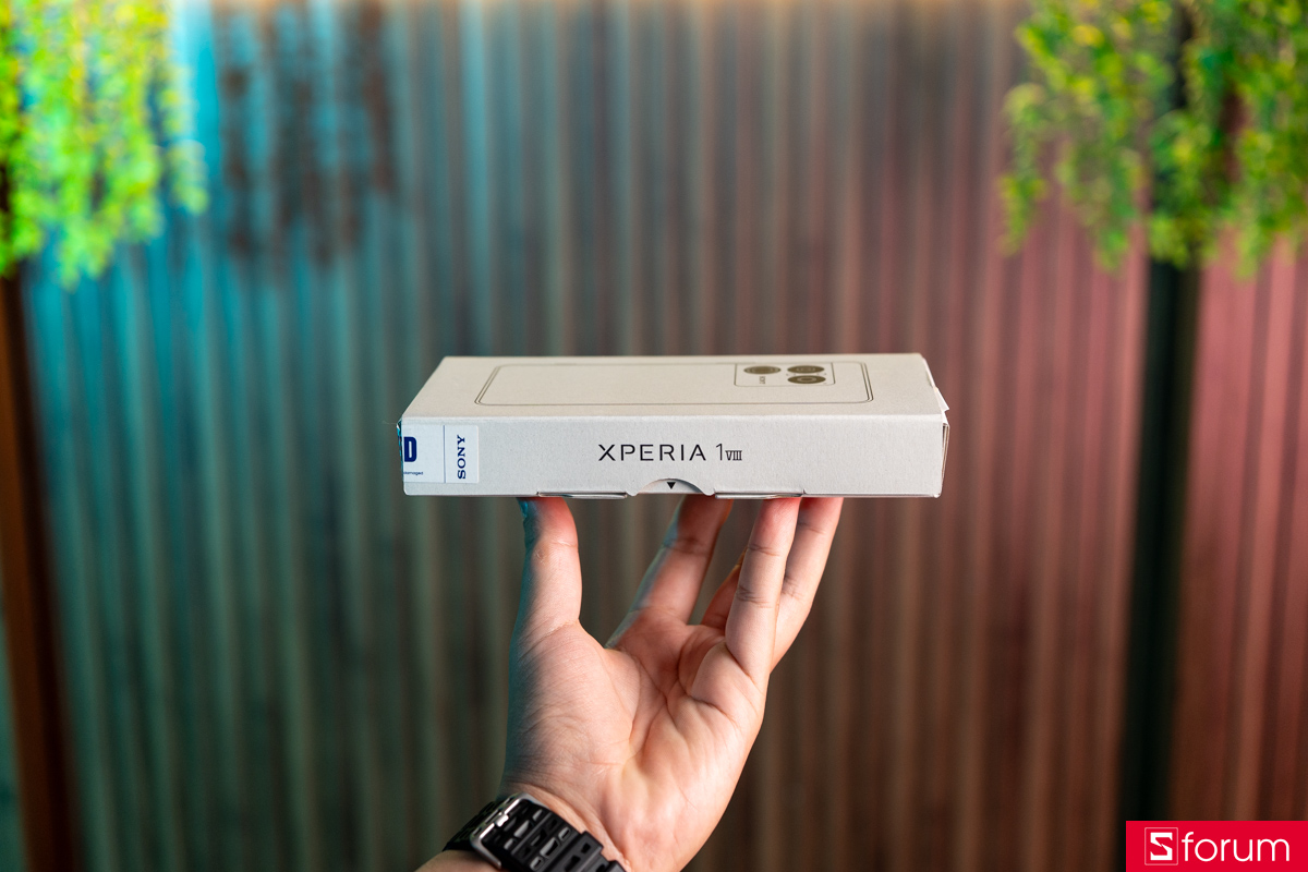 Trên tay Sony Xperia 1 VIII cạnh hộp sản phẩm