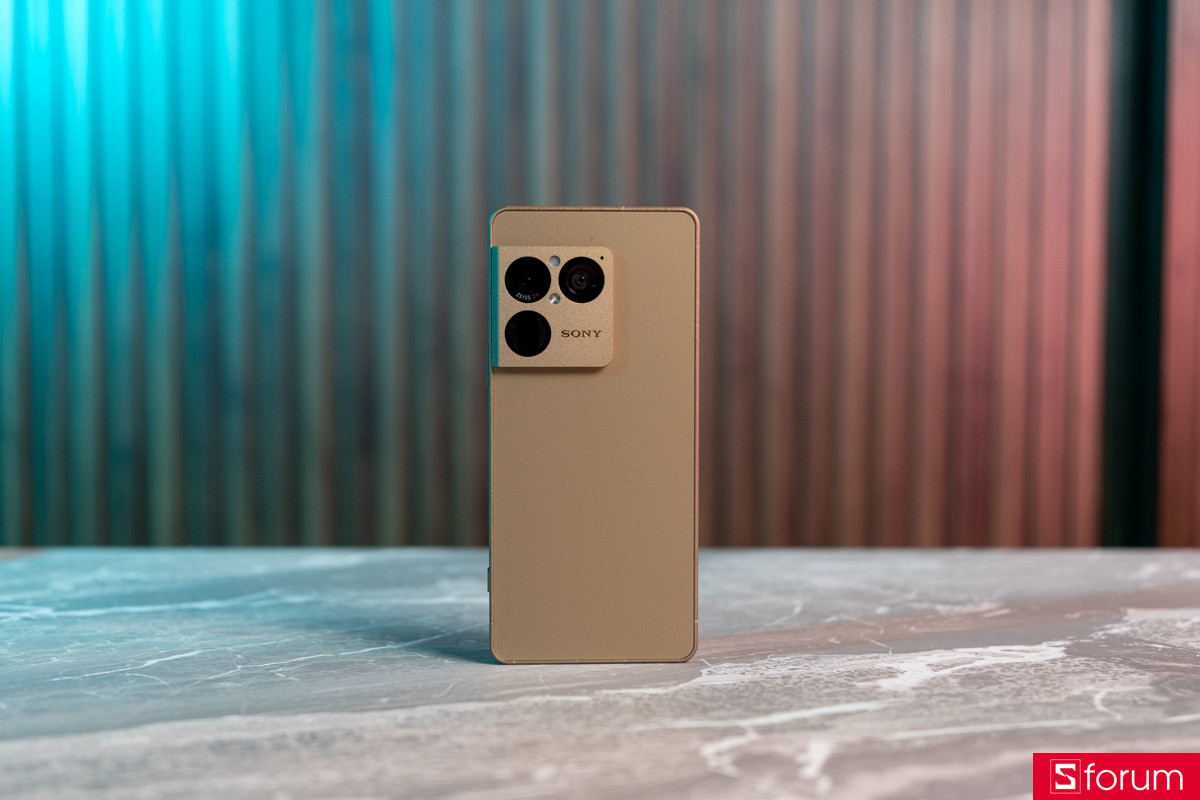 Trên tay Sony Xperia 1 VIII mặt sau