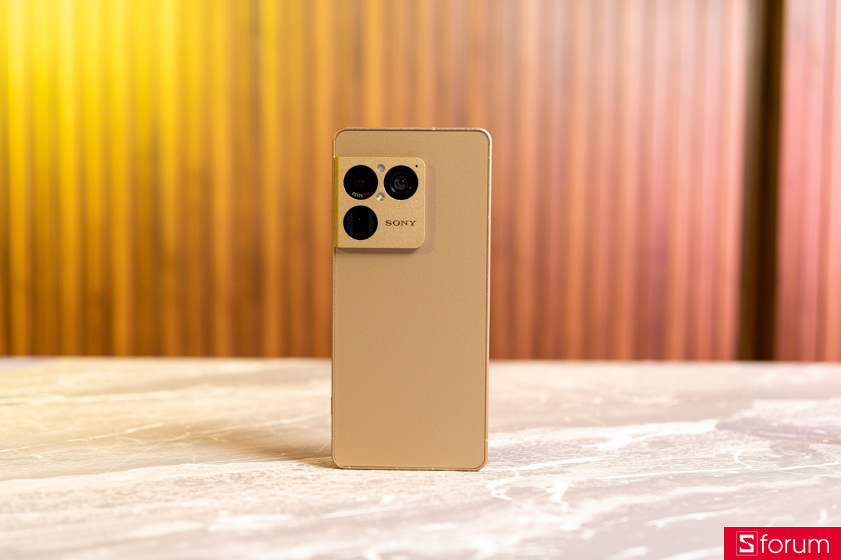 Trên tay Sony Xperia 1 VIII màu vàng