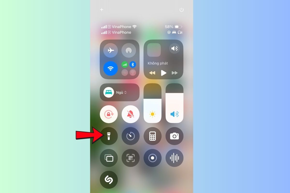 Cách tắt đèn pin trên iPhone qua tCách tắt đèn pin trên iPhone qua trung tâm điều khiểnrung tâm điều khiển
