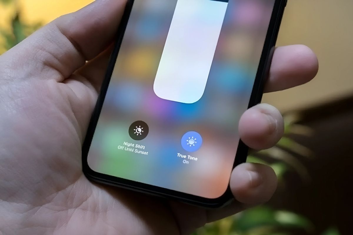 iPhone qua đêm bị tụt pin do bật độ sáng màn hình cao