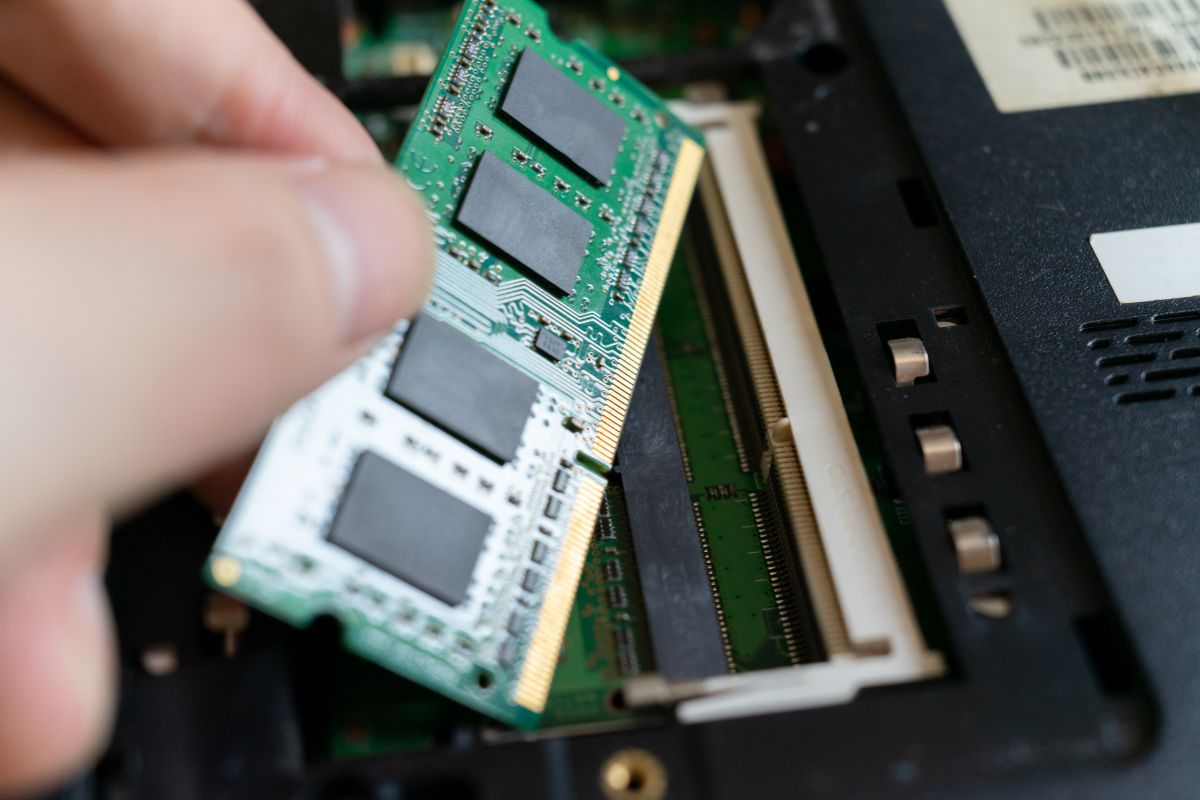 Sự cố về RAM cũng có thể gây lỗi laptop bị đen màn hình nhưng vẫn chạy