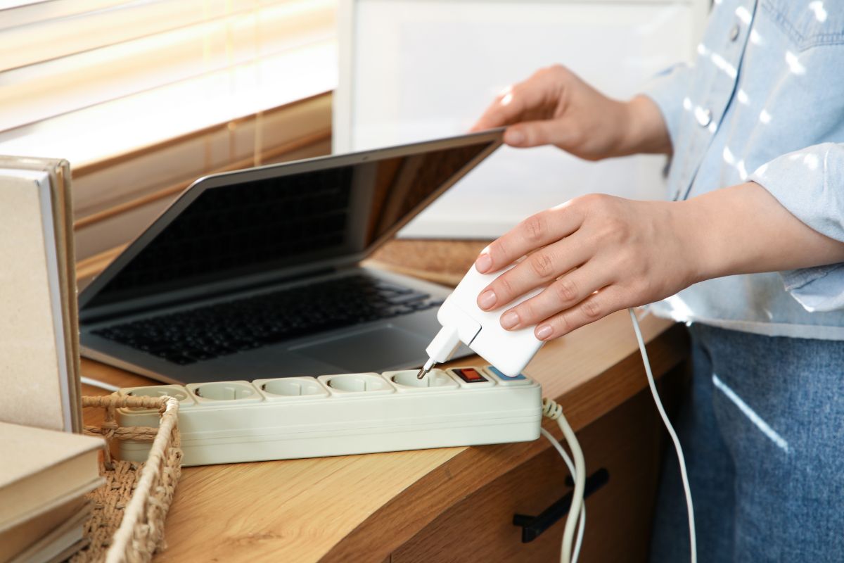 Kiểm tra và vệ sinh RAM để hạn chế lỗi màn hình laptop bị đen bước 1 (Hình minh họa)
