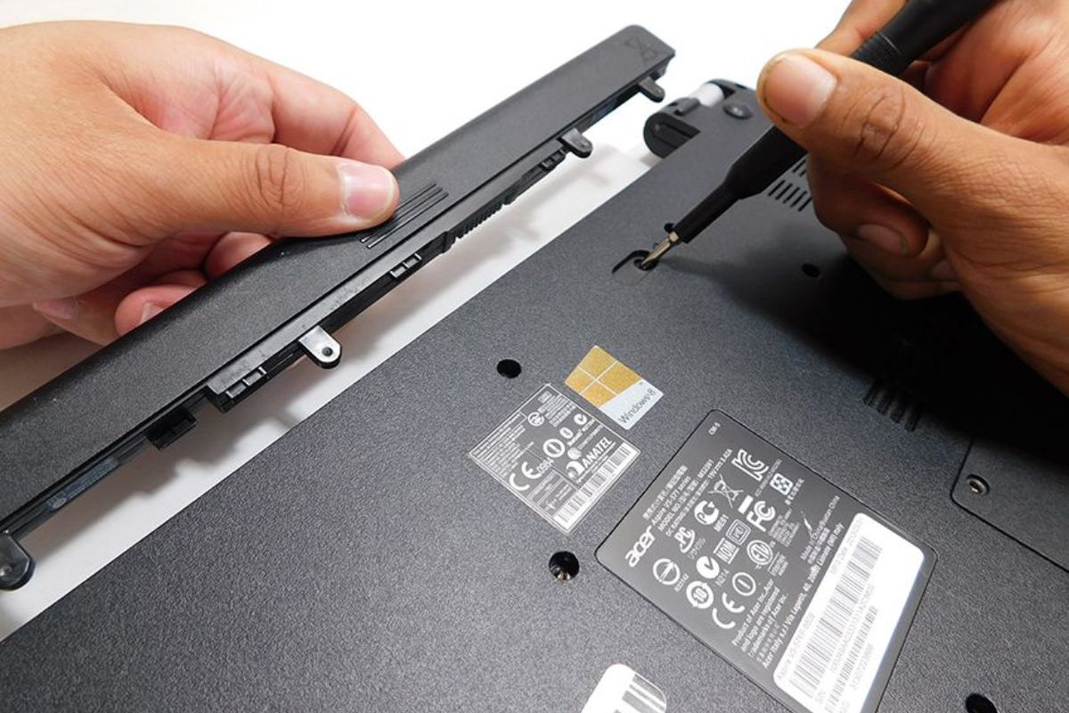 Kiểm tra và vệ sinh RAM để hạn chế lỗi màn hình laptop bị đen bước 2 (Hình minh họa)
