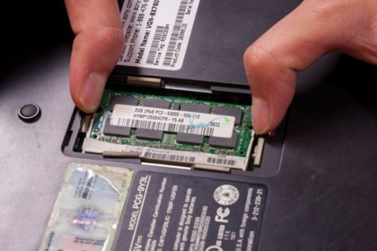 Kiểm tra và vệ sinh RAM để hạn chế lỗi màn hình laptop bị đen bước 3 (Hình minh họa)