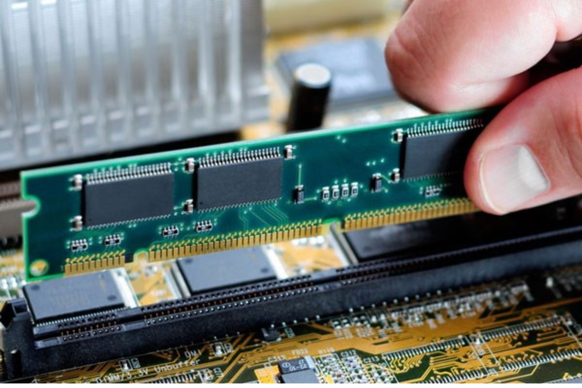 Kiểm tra và vệ sinh RAM để hạn chế lỗi màn hình laptop bị đen bước 4 (Hình minh họa)