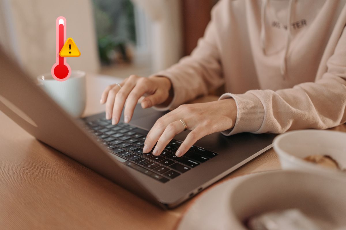 Laptop quá nóng là một trong những nguyên nhân phổ biến của lỗi laptop bị đen màn hình