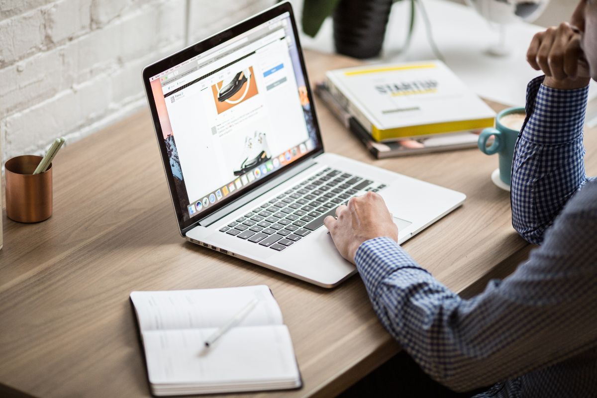 Kiểm tra và vệ sinh RAM để hạn chế lỗi màn hình laptop bị đen bước 5 (Hình minh họa)