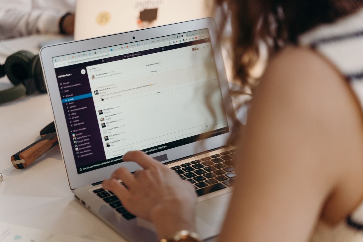 Đặt laptop nơi thoáng mát để tránh nhiệt độ máy cao dẫn đến đen màn hình