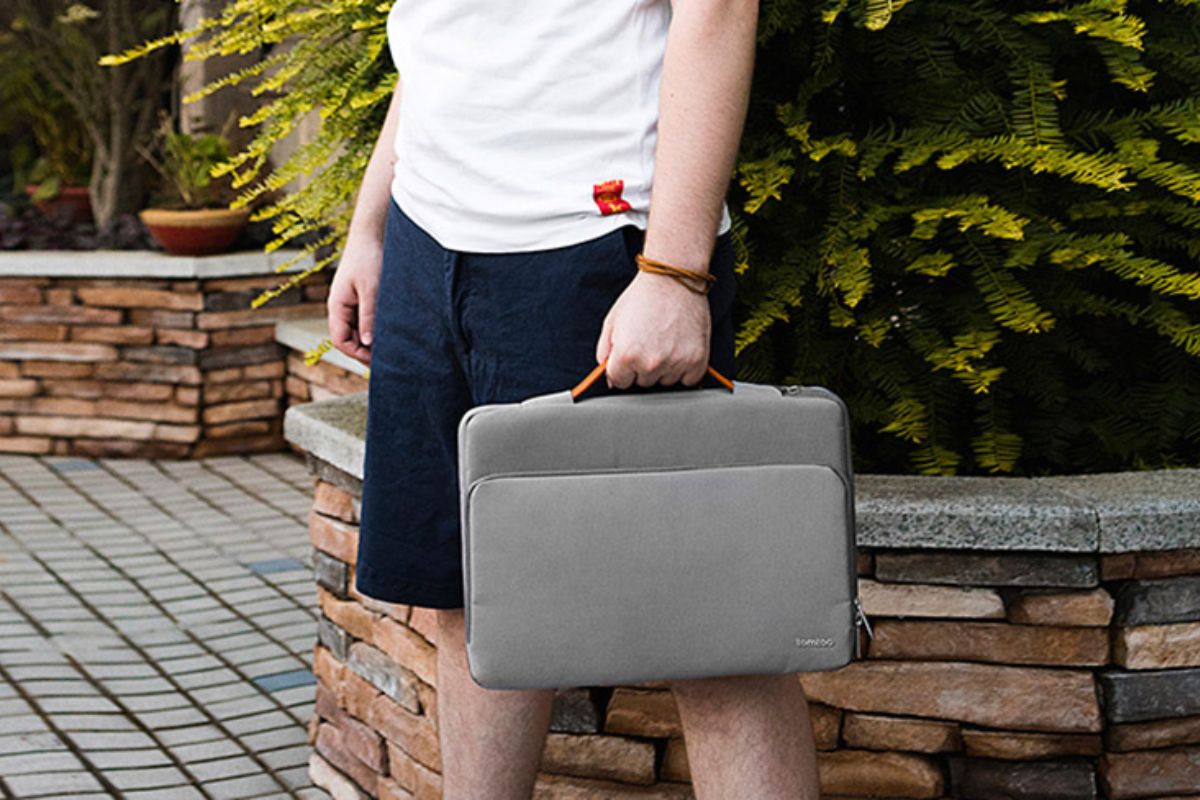 Sử dụng túi chống sốc để hạn chế các lỗi màn hình laptop đen do tác động vật lý