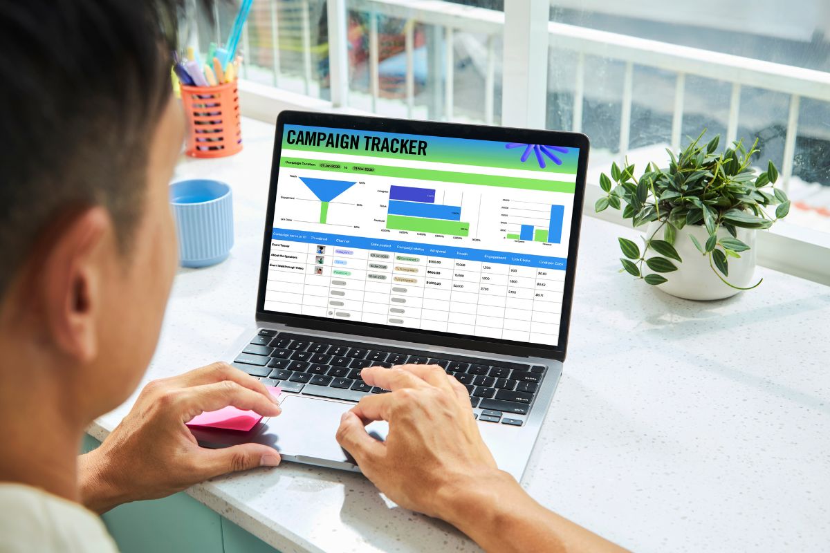 Mở laptop ở góc độ vừa đủ để đảm bảo độ bền của màn hình laptop