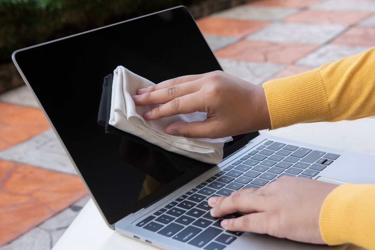 Vệ sinh laptop thường xuyên để làm sạch quạt tản nhiệt, hạn chế lỗi đen màn hình
