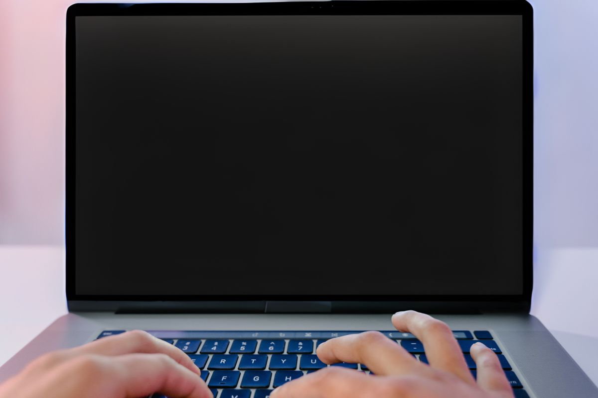 Các trường hợp có thể gặp khi laptop bị đen màn hình