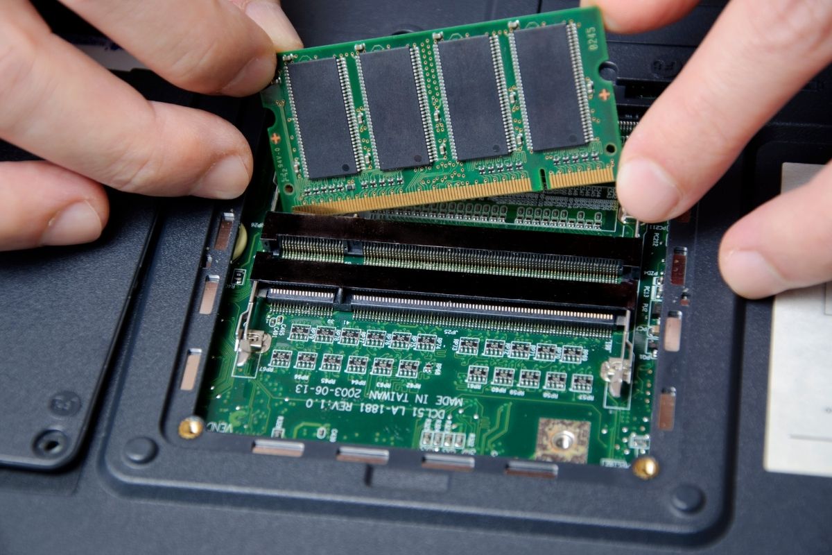 Lỗi laptop bị treo Restarting có thể do phần cứng