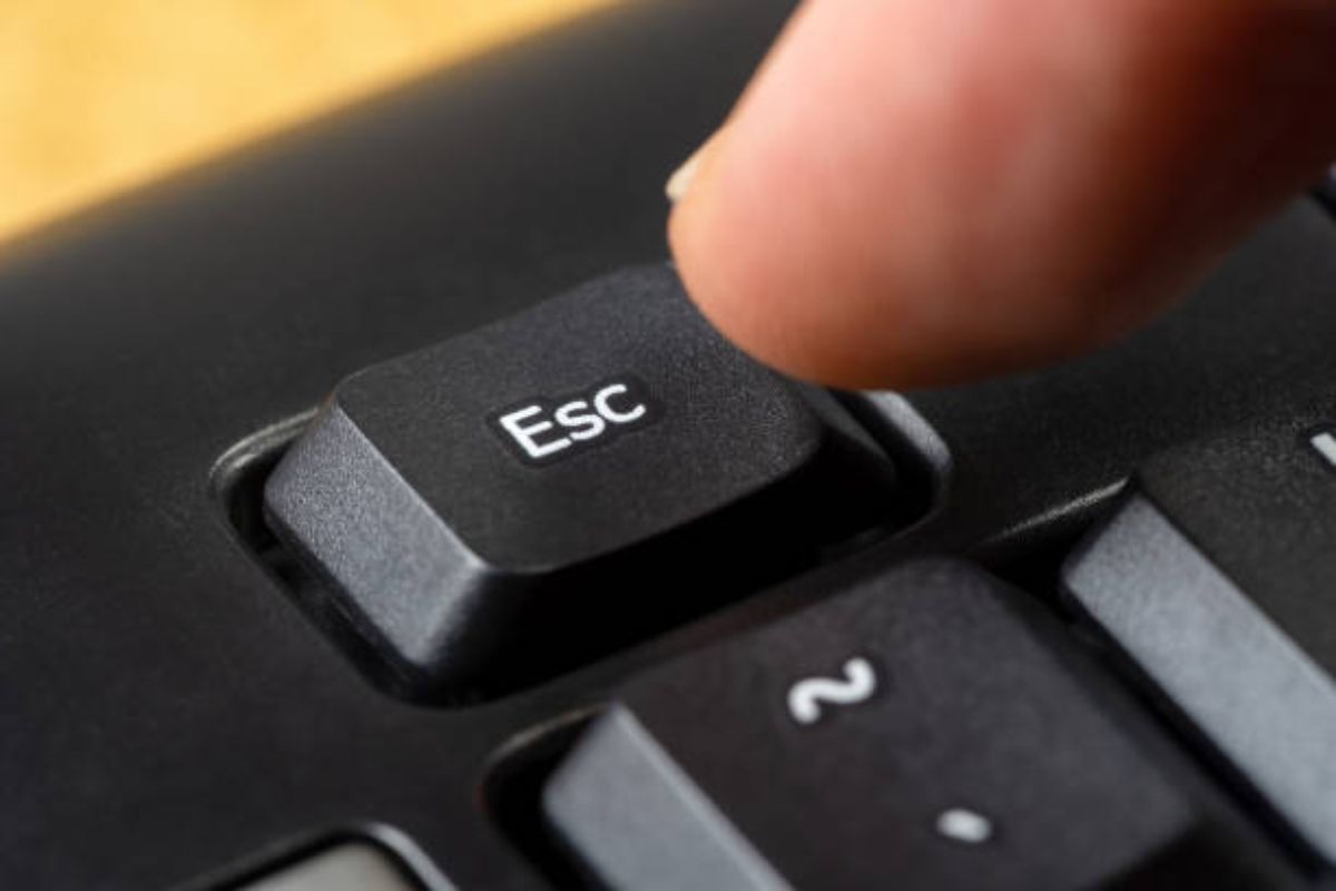 Dùng bàn phím để khắc phục laptop bị treo Restarting bước 1 (Hình minh họa)