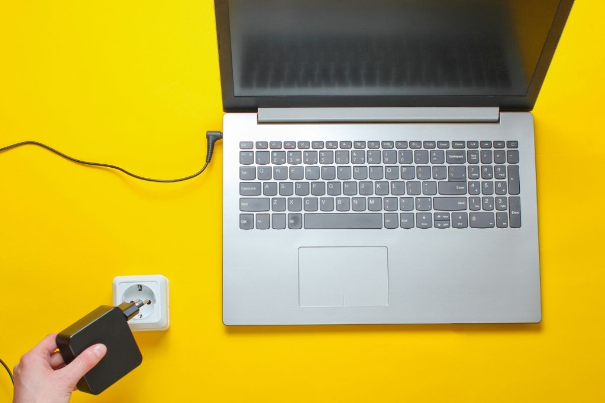 Biểu hiện của laptop phải cắm sạc mới lên nguồn