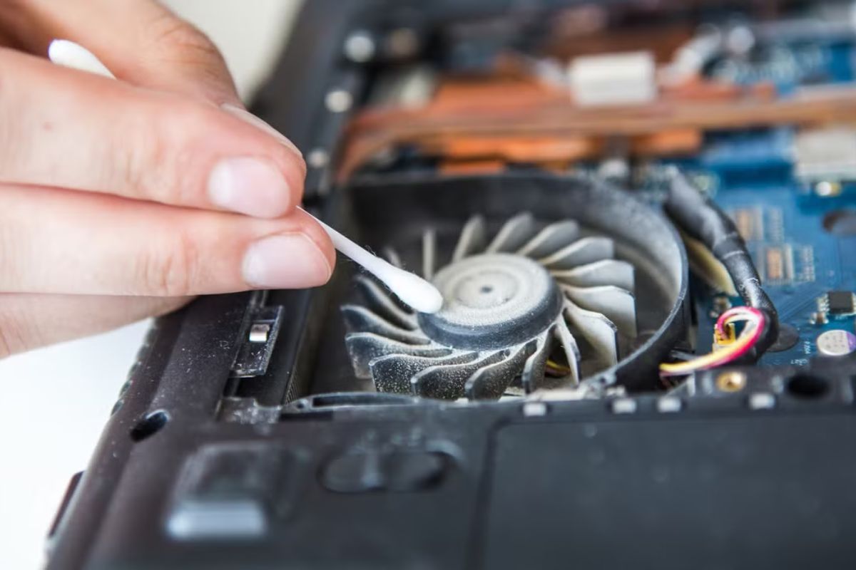 Lưu ý để tránh lỗi laptop phải cắm sạc mới lên nguồn