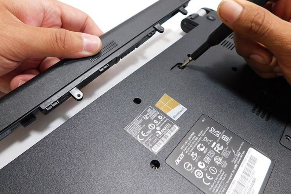 Tháo pin và khởi động bằng sạc để sửa lỗi laptop phải cắm sạc mới lên nguồn bước 1