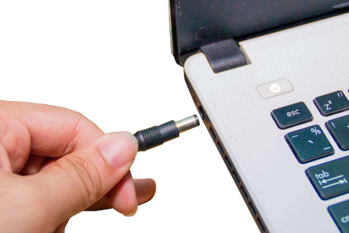 Tháo pin và khởi động bằng sạc để sửa lỗi laptop phải cắm sạc mới lên nguồn bước 2