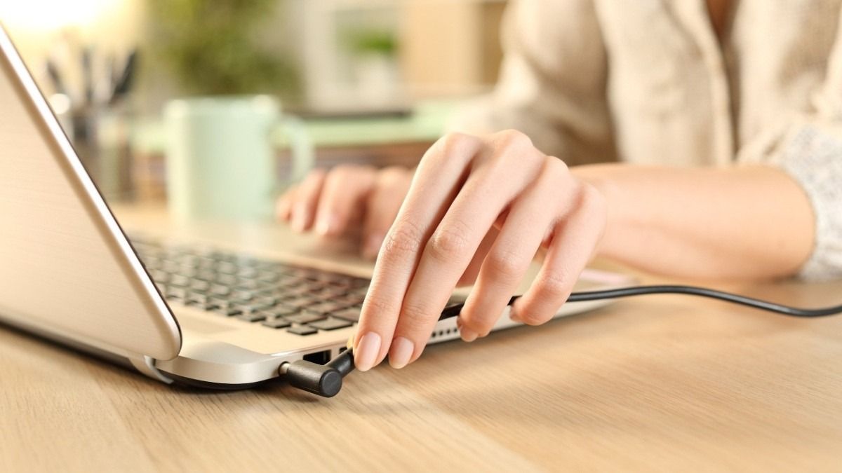 Giải đáp về tình trạng laptop phải cắm sạc mới lên nguồn