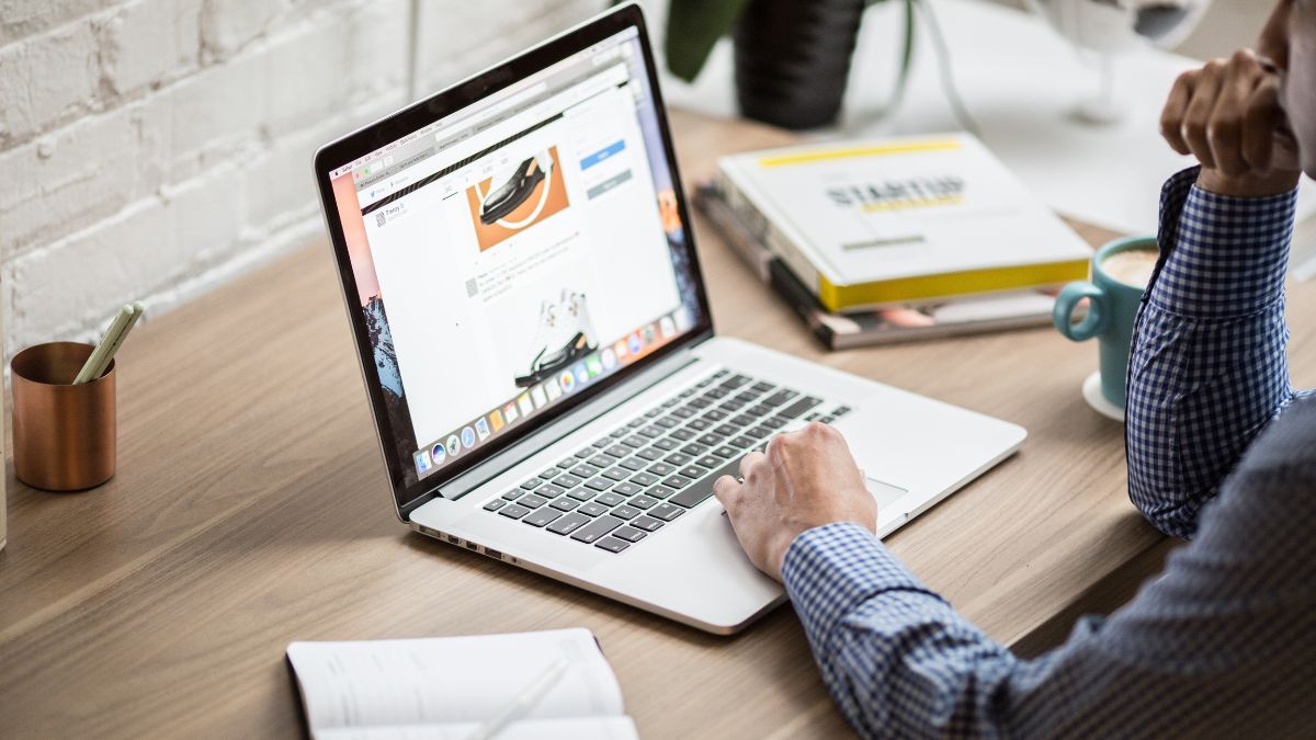 Notebook laptop là gì? So sánh Notebook với laptop truyền thống