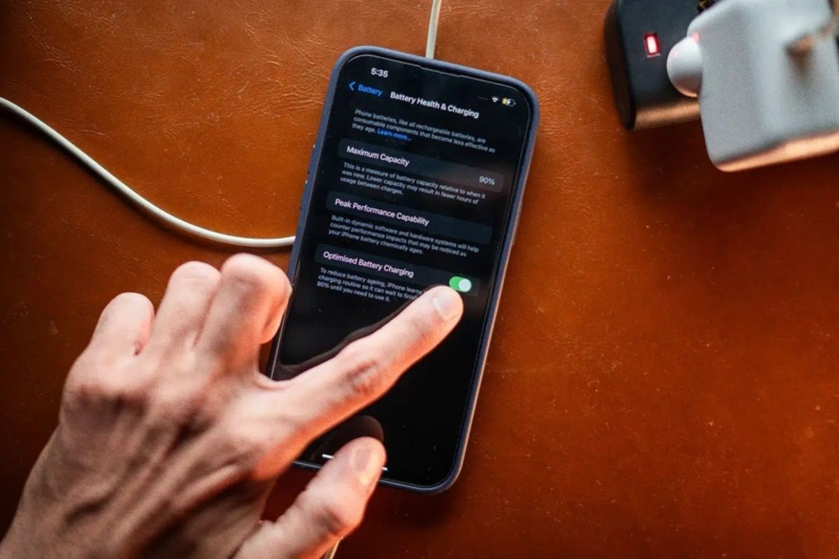 Tậu iPhone mới về liệu bạn đã nắm được cách sạc pin iPhone đúng cách chưa? 7