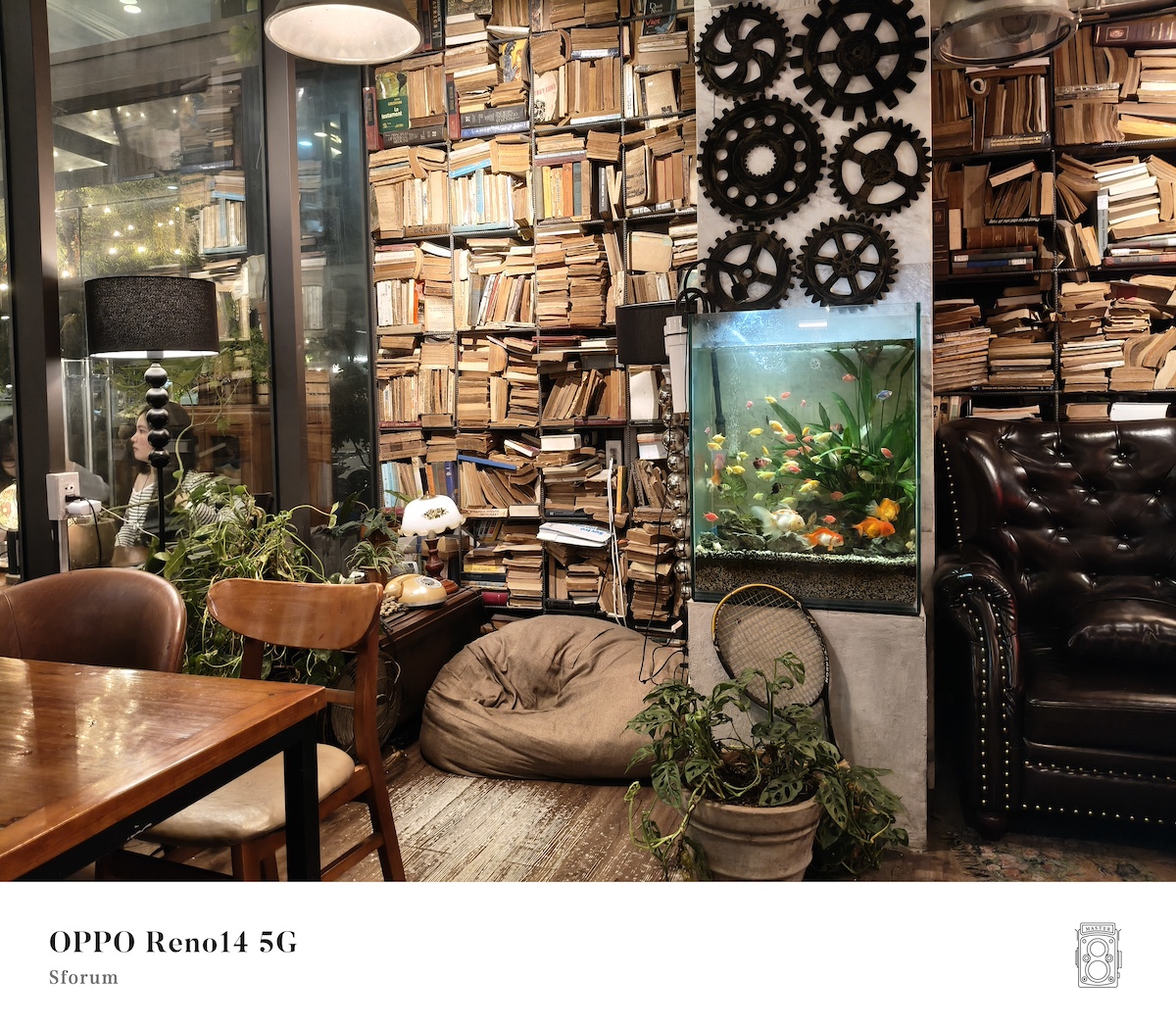 Không gian bên trong quán cafe