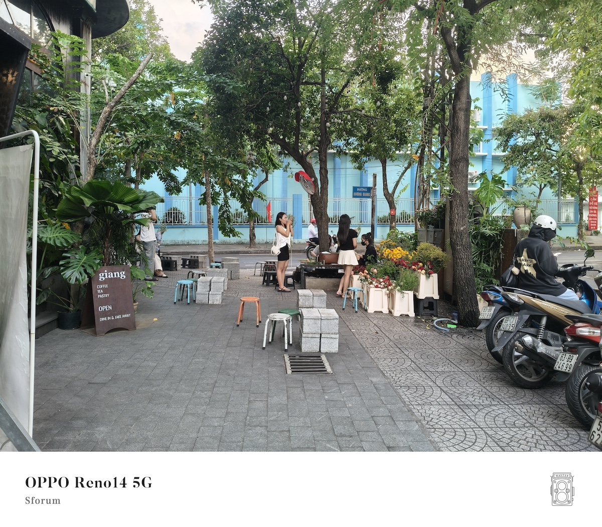 Không khi bên ngoài quán cafe