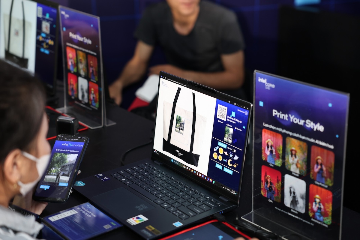 Tại booth CellphoneS, khách tham quan có thể tham gia chơi game để trúng các quà tặng dễ thương