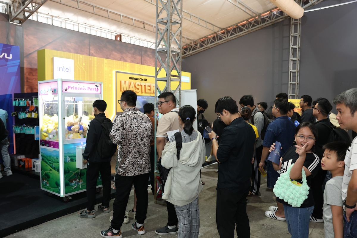 Người tham gia các thử thách tại booth của Intel