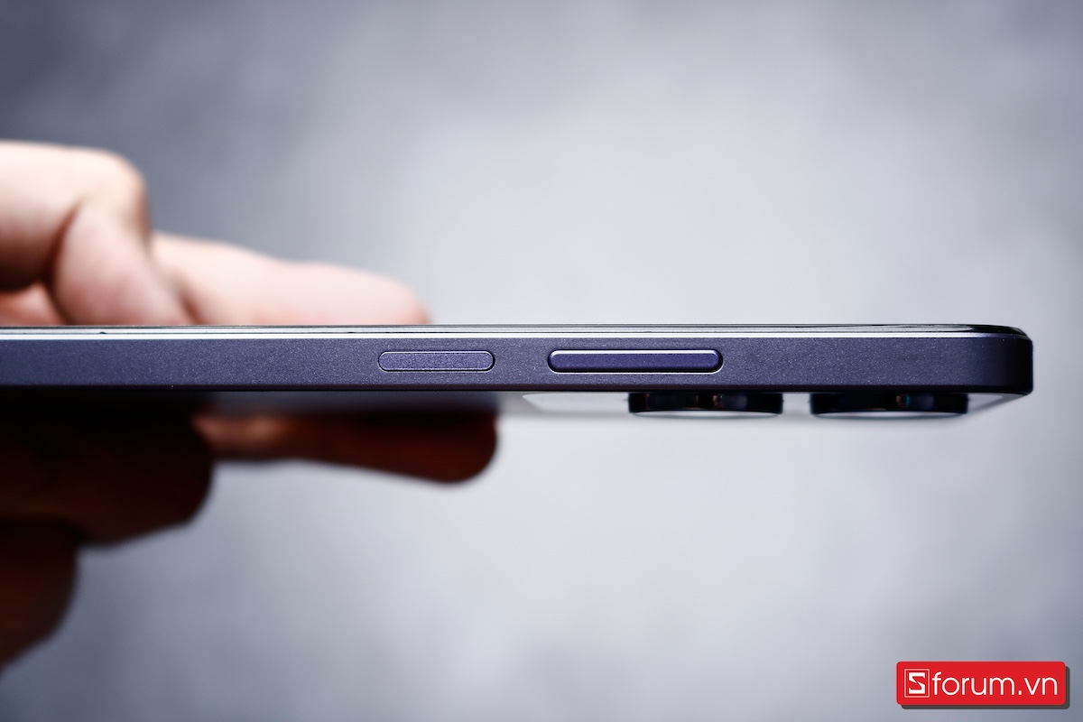 cạnh bên phải của realme Note 60