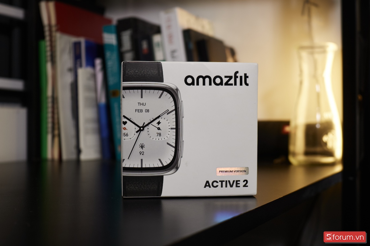 Trên tay hộp của Amazfit Active 2 Square Premium 