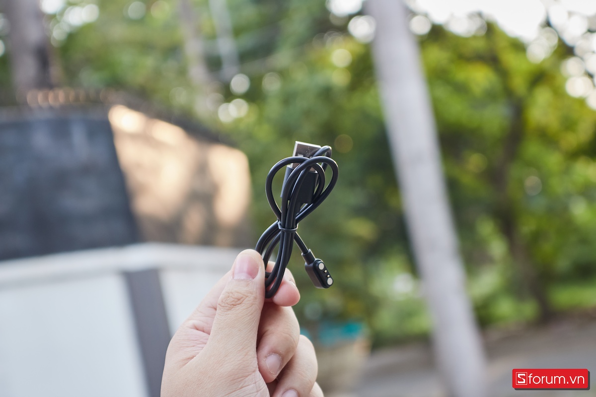 trên tay phụ kiện của Itel Smartwatch Storm Ultra