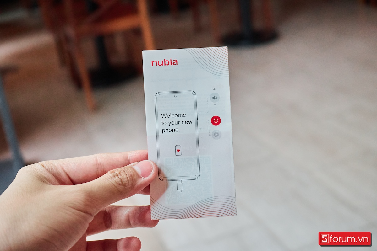trên tay phụ kiện của Nubia V70 Design
