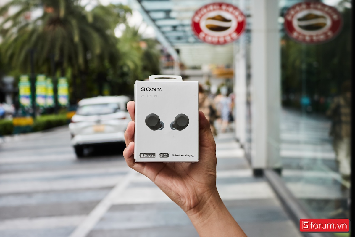 trên tay hộp của sony wf c710n
