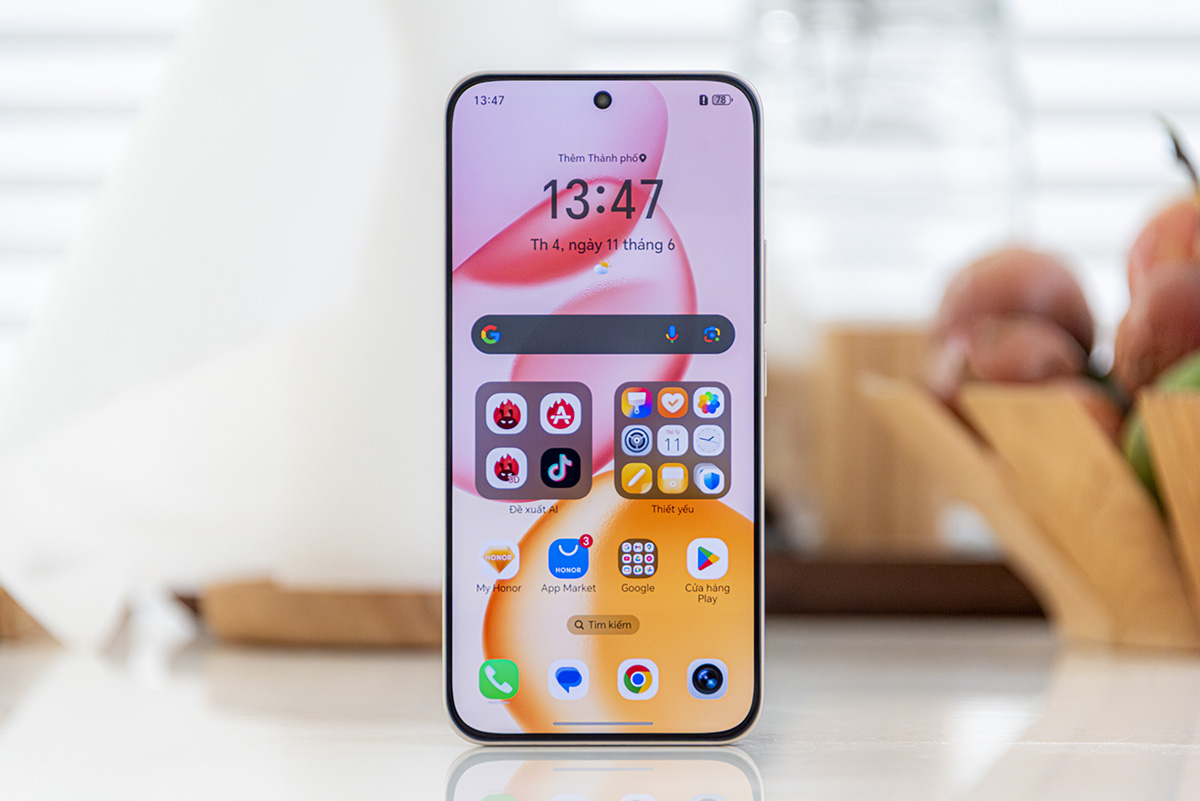 So sánh Honor 400 vs iPhone 14 về màn hình