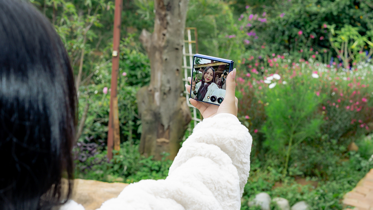Du lịch Đà Lạt ngày mưa cùng Galaxy Z Flip7: FlexCam nhàn tênh, ảnh 50MP vừa nét vừa xinh!