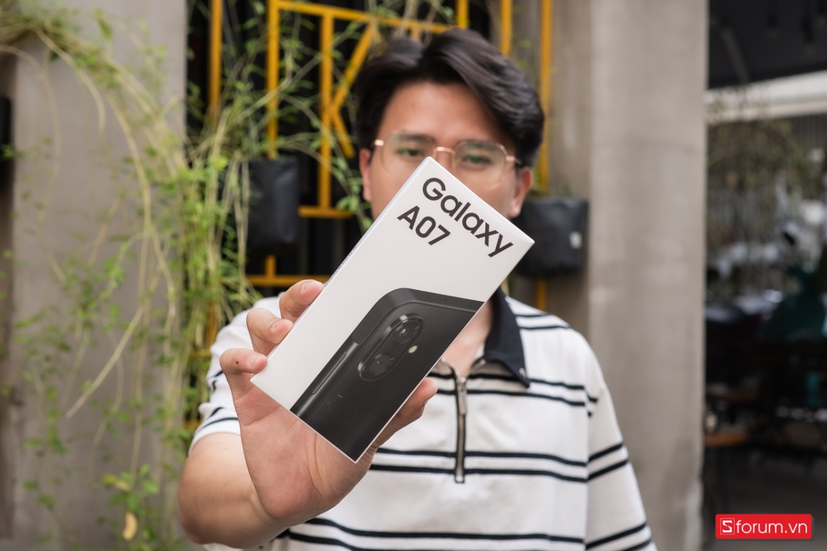 Trên tay Galaxy A07 cho thấy hộp đựng đơn giản
