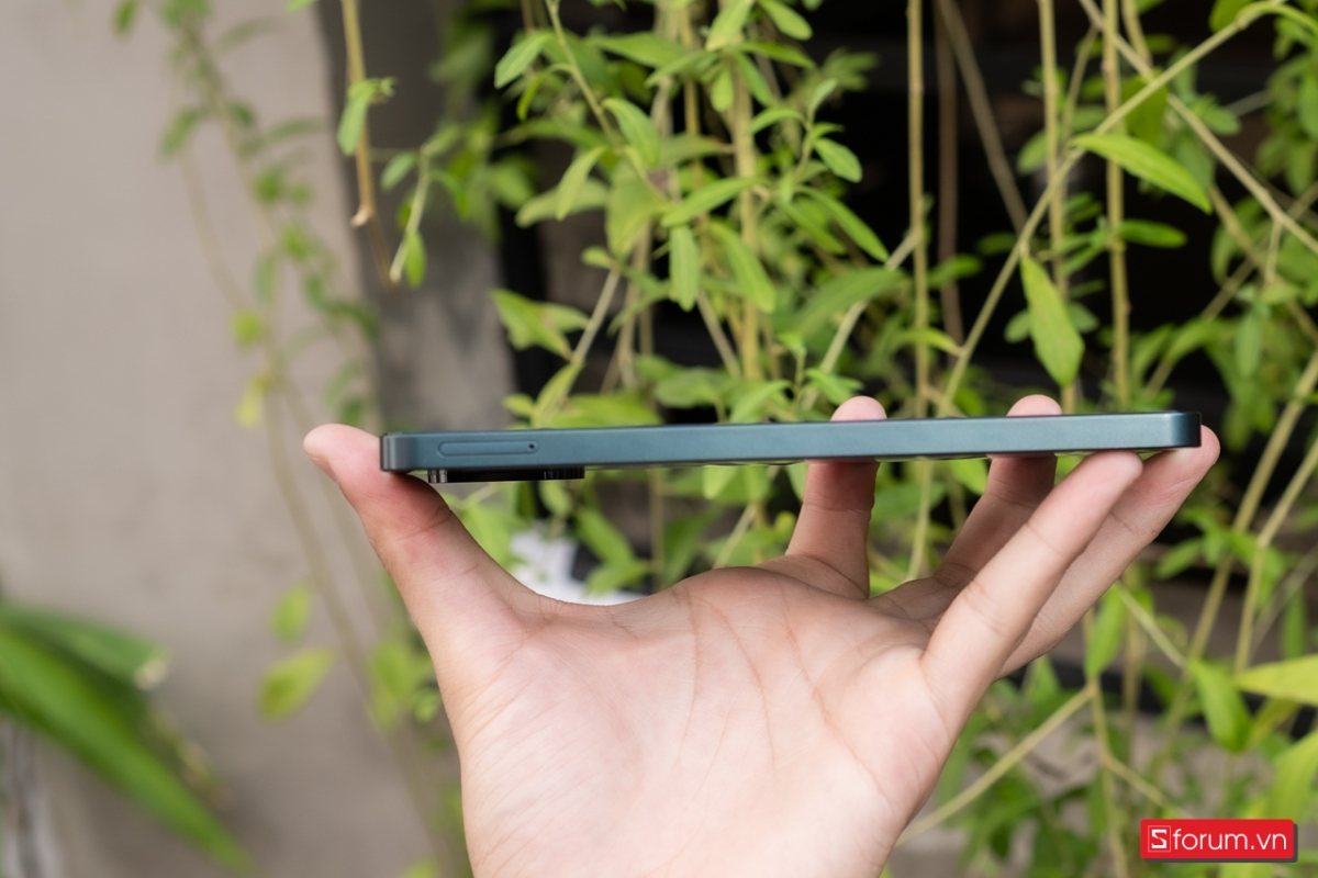 Trên tay Galaxy A07 cho thấy cạnh trái của điện thoại