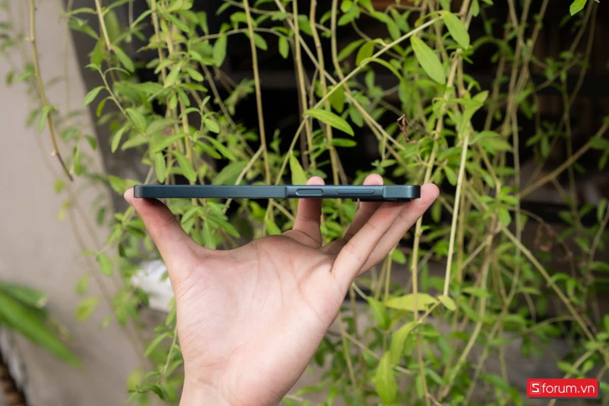 Trên tay Galaxy A07 cho thấy cạnh phải là nơi chứa nút nguồn và điều chỉnh âm lượng 