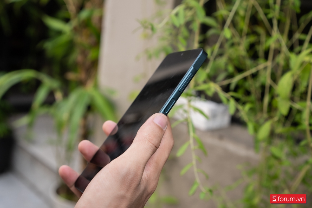 Trên tay Galaxy A07 cho thấy cạnh phải của điện thoại