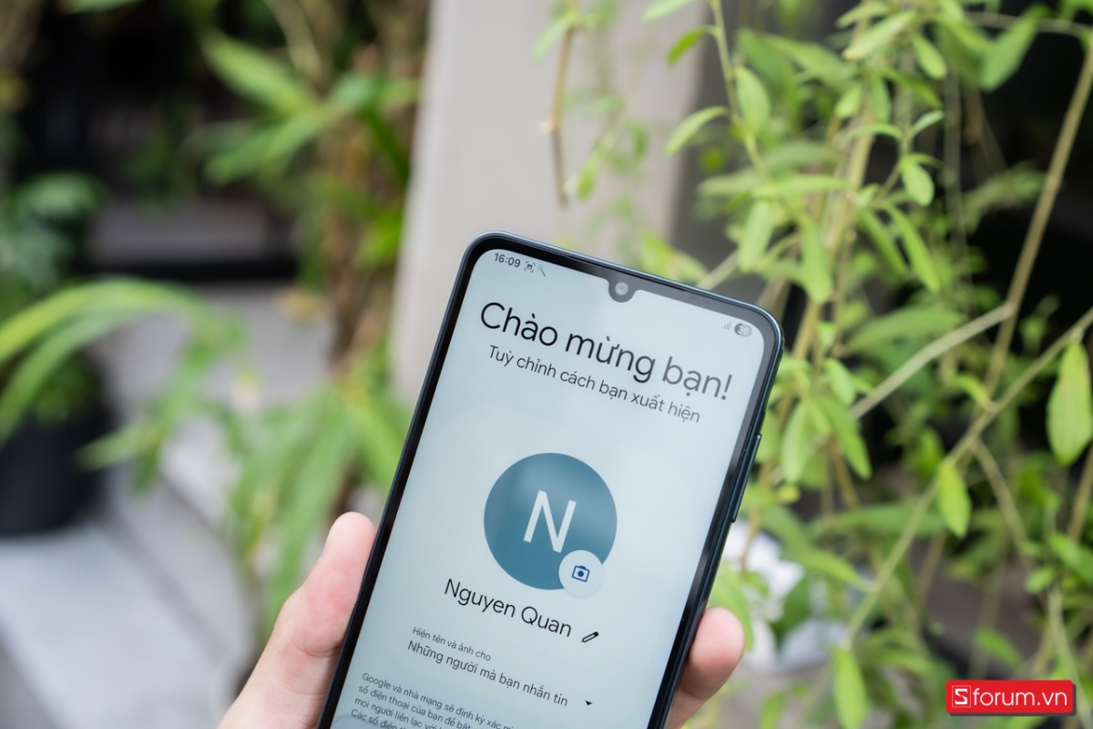 Trên tay Galaxy A07 cho thấy mặt trước hiện đại