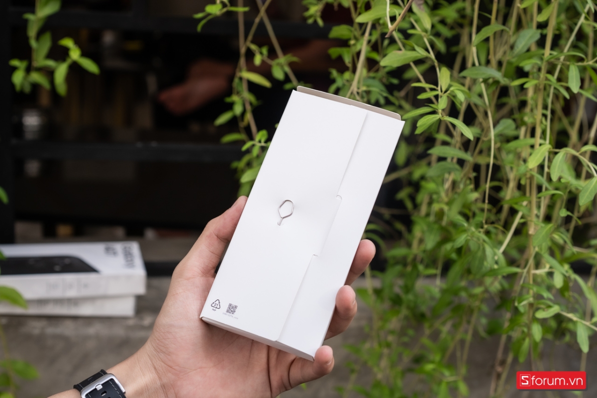 Trên tay Galaxy A07 cho thấy que lấy SIM của điện thoại