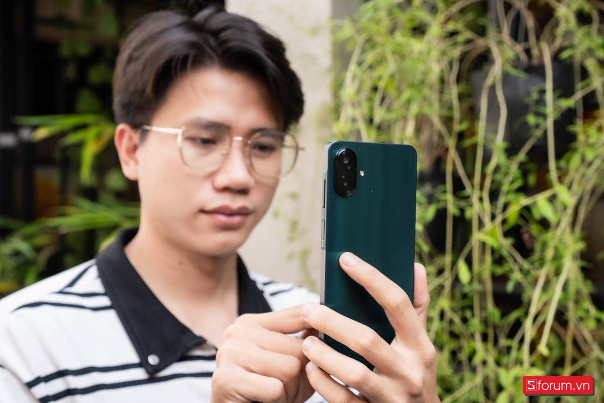 Trên tay Galaxy A07 cho thấy ngoại hình trẻ trung