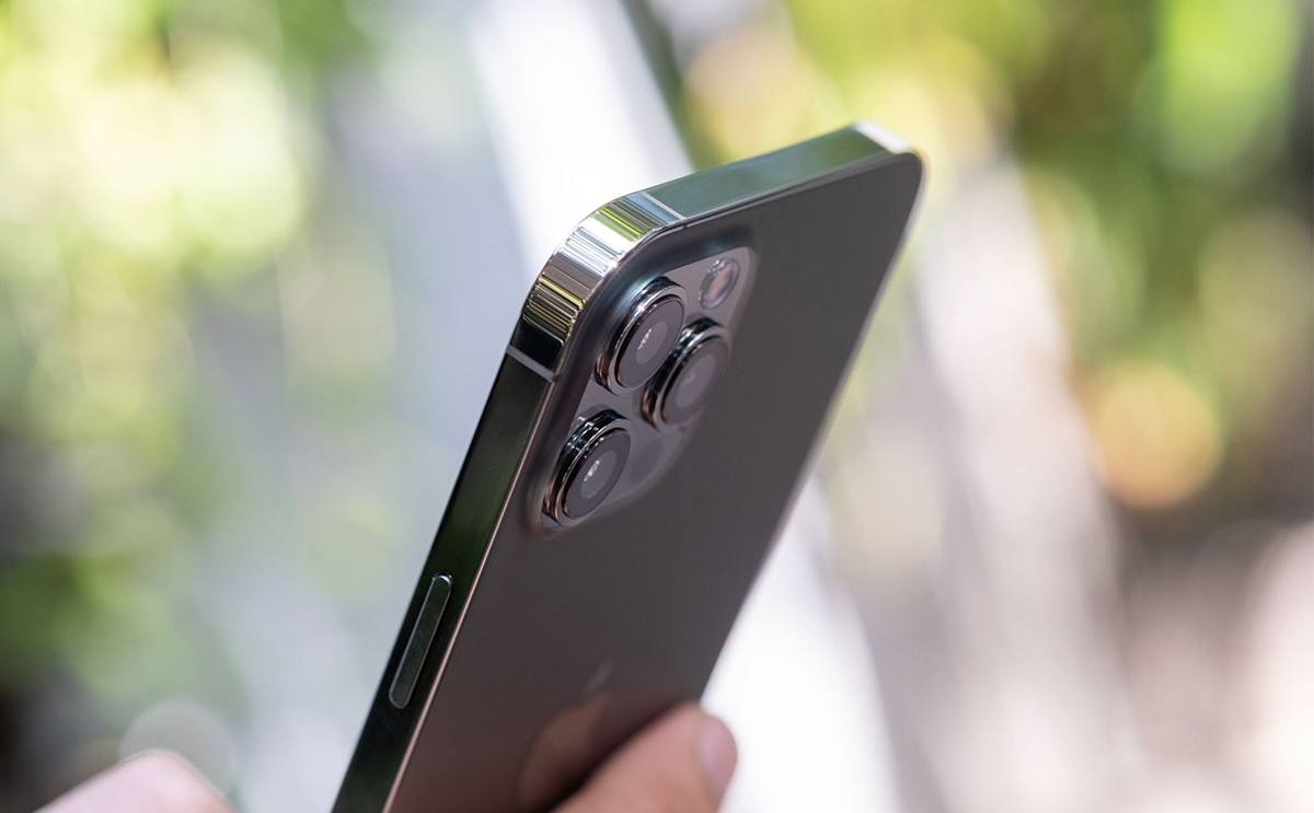 Điện thoại có máy ảnh siêu rộng để chụp ảnh nhóm và phong cảnh