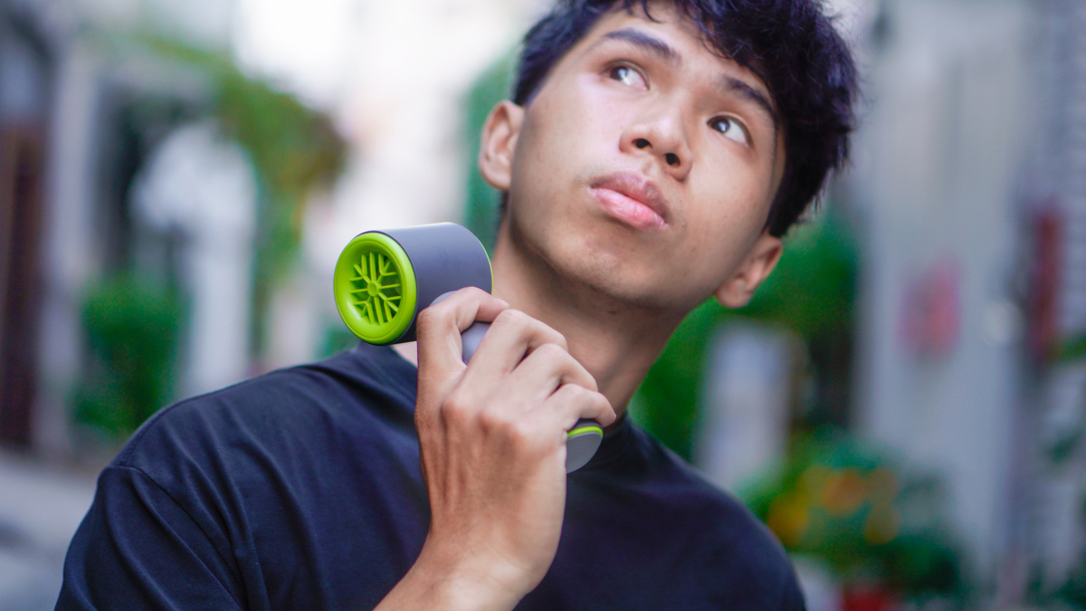 Quạt mini cầm tay: Món đồ không thể thiếu cho dịp đi chơi lễ này! Điểm danh những mẫu quạt đáng mua